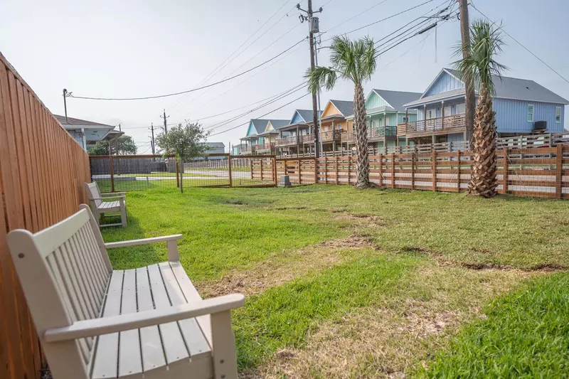 amenities_0016_dog-park-benches